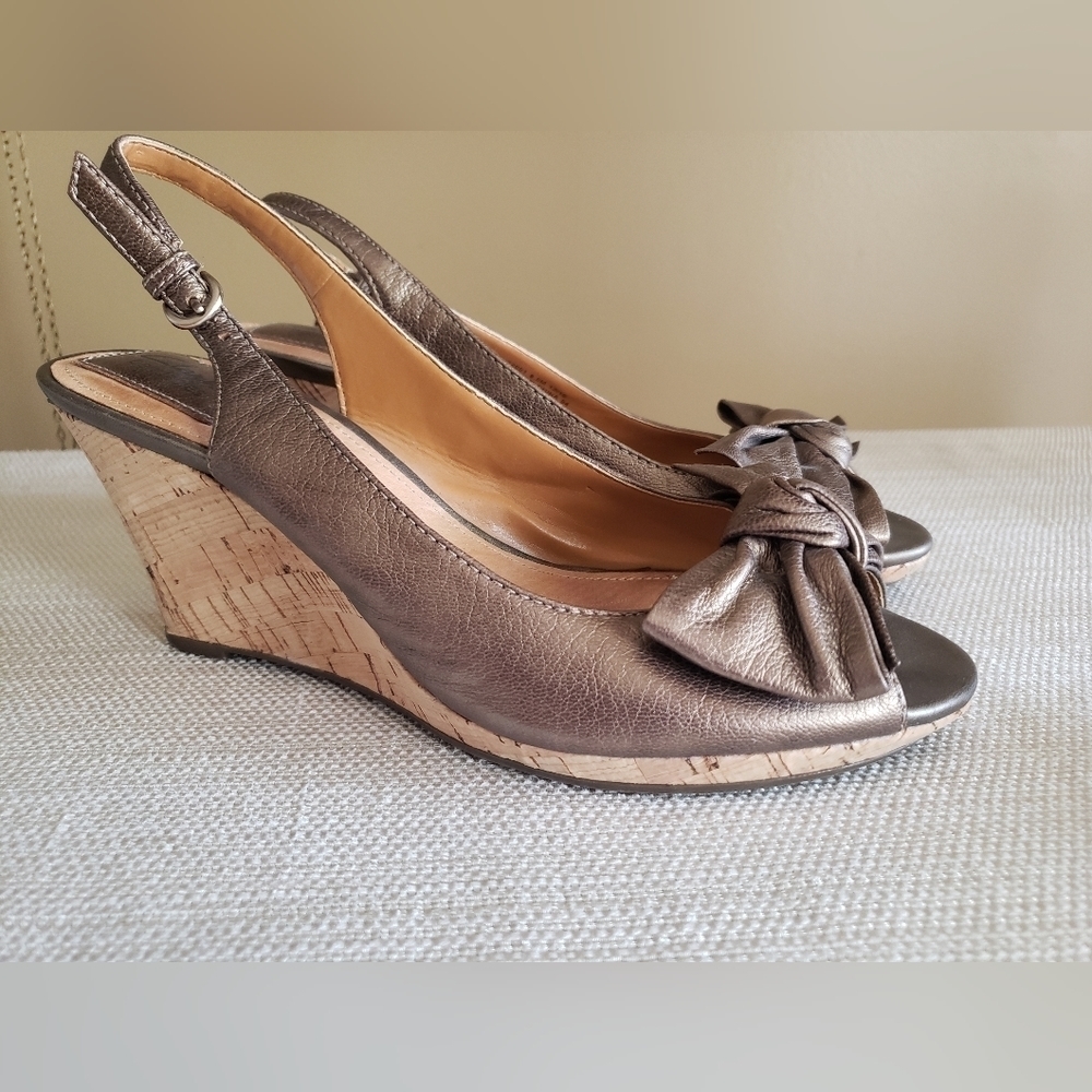 𝅺Clarks Collection Bendable Bronze Fiddle Bow Cork Wedge Sandals